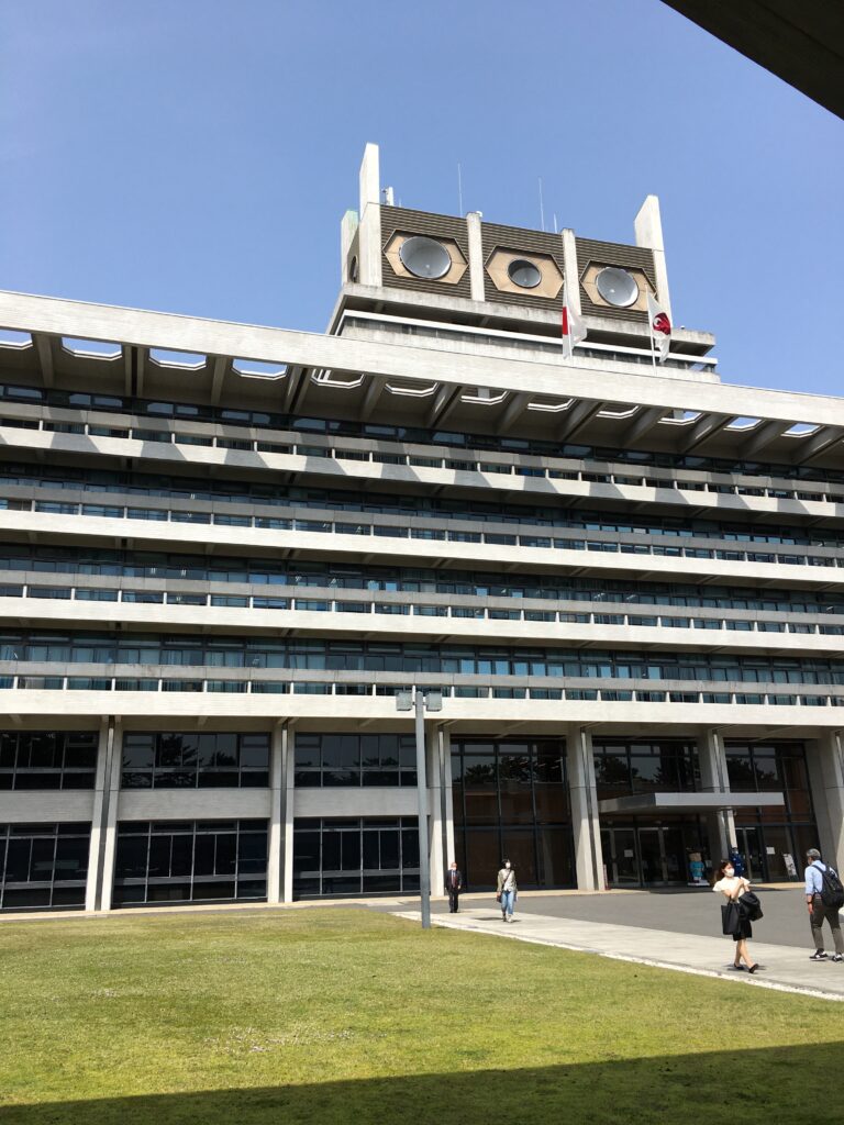 県庁屋上庭園から見る若草山、東大寺春日大社の御蓋山のおおらかな風景